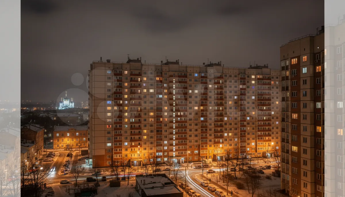 Ночной вид подмосковного жилого квартала, тёплый свет в окнах многоэтажного дома
